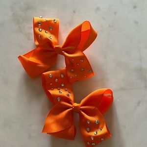Cute little bows in orange and Silver Crystals 🧡👧🏽👧🏼